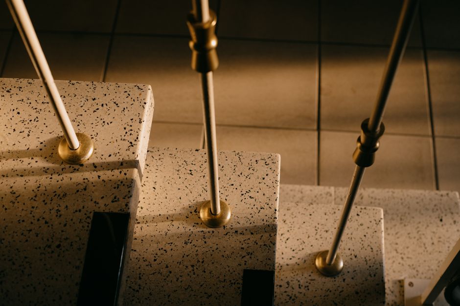Kleine werkplek onder trap met bureau Kleine werkplek onder trap met bureau
