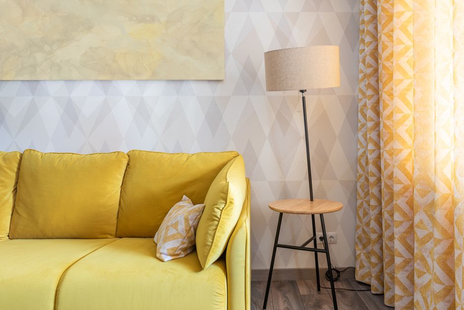 Gezellige kamer met okergele gordijnen en herfstdecor. Gezellige kamer met okergele gordijnen en herfstdecor.