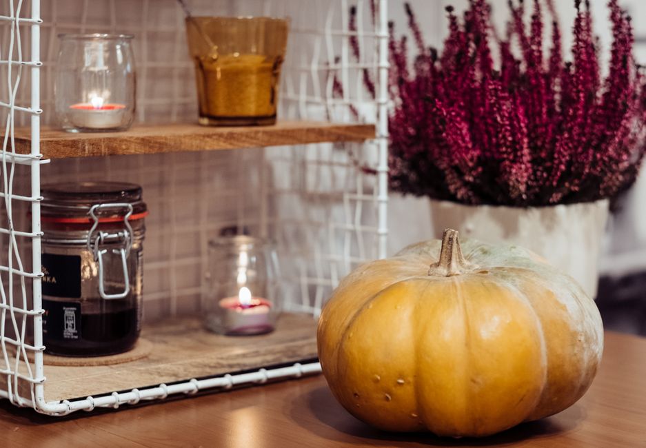 Stijlvolle plankindeling met warme herfstkleuren.